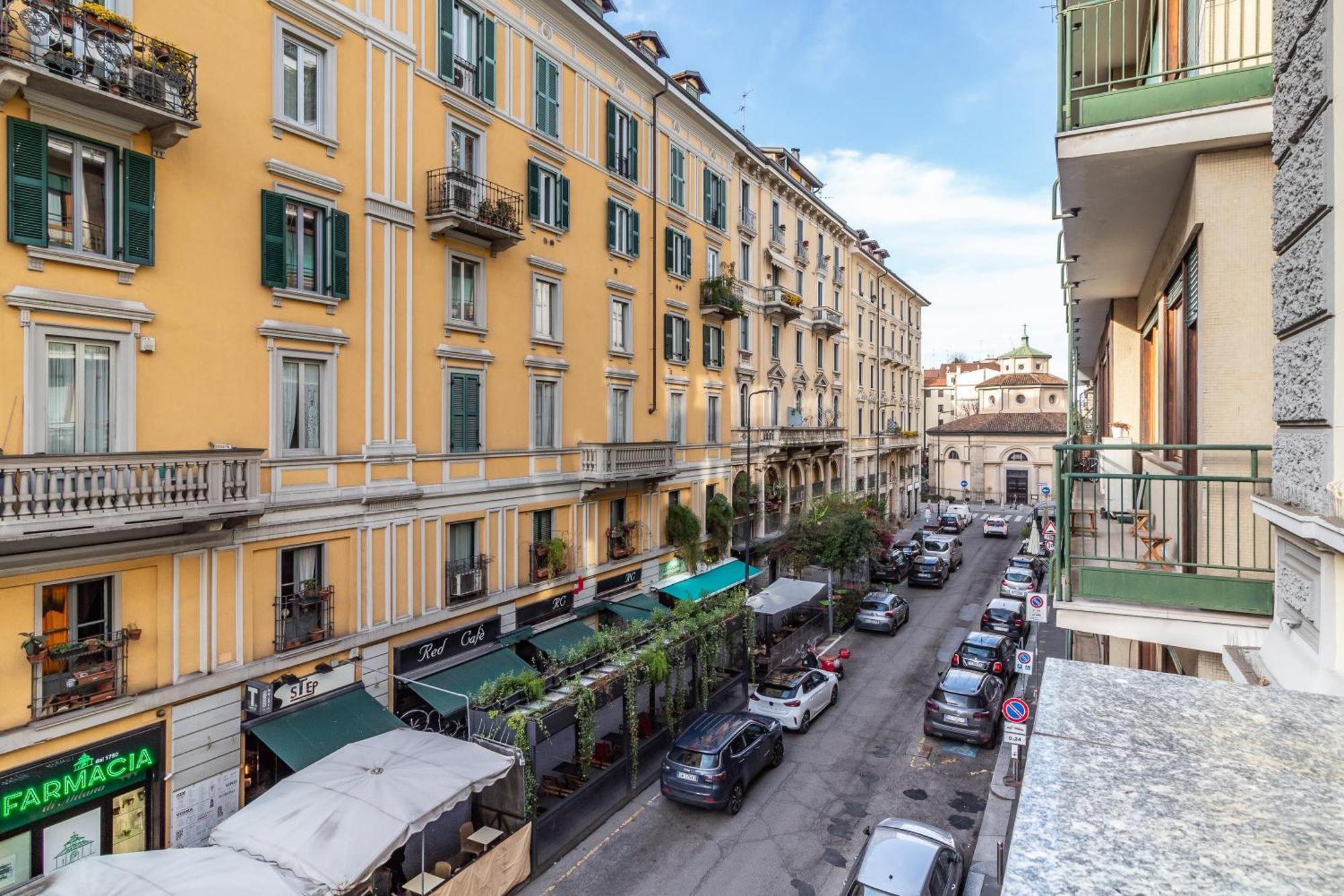Via Lecco 6 *